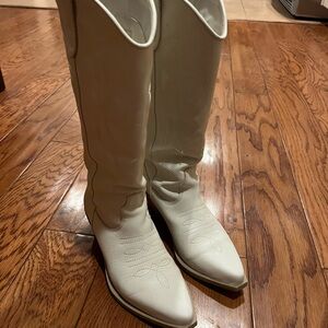 White Steve Madden 100% genuine leather cowboy boots size 10